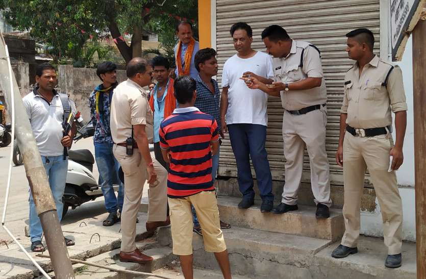 कार चालक को युवकों ने दौड़ाया, फिर बेरिकेट्स के पास कार से उतार कर कर दी धुनाई, पहुंची पुलिस तो बताई ये वजह... कार चालक को युवकों ने दौड़ाया, फिर बेरिकेट्स के पास कार से उतार कर कर दी धुनाई, पहुंची पुलिस तो बताई ये वजह...