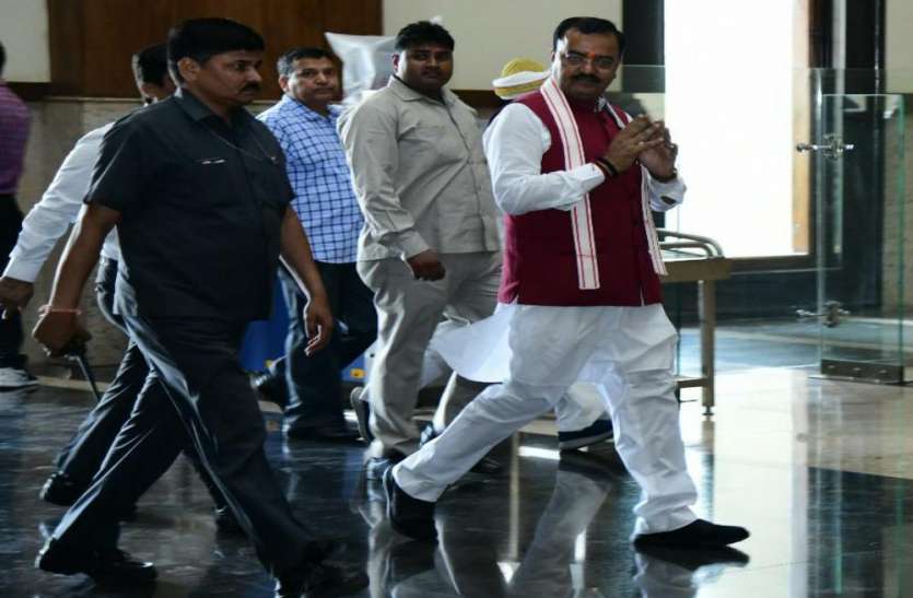 keshav prasad maurya बुआ ने बबुआ को आखिर धोखा दे ही दिया : केशव प्रसाद मौर्य