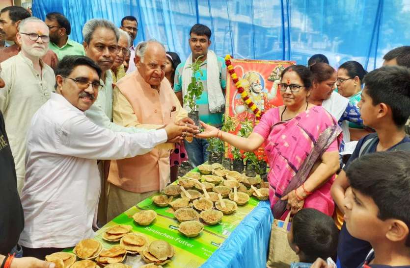 World Environment Day World Environment Day:जेष्ठ के तीसरे मंगल पर 51 तुसली एवं पीपल के पौधो का हुआ वितरण