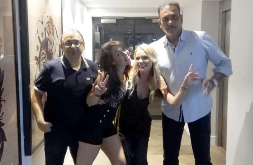 Ravi Shastri भारतीय क्रिकेट कोच रवि शास्त्री की इस तस्वीर पर मचा बवाल, सोशल मीडिया पर गुस्से में फैंस