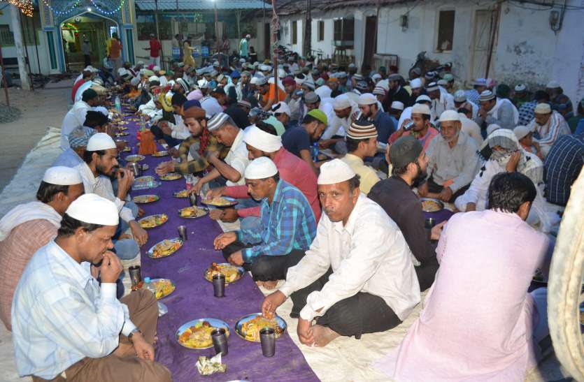 ramjan month रमजान का महीना : शाम की नमाज के बाद इफ्तार में भाईचारे का संदेश