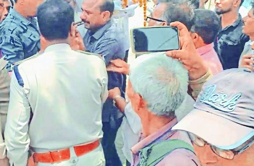 patrika पुलिस देखती रही और एकता मंच ने निकाल दी सीएमओ के पुतले की शवयात्रा