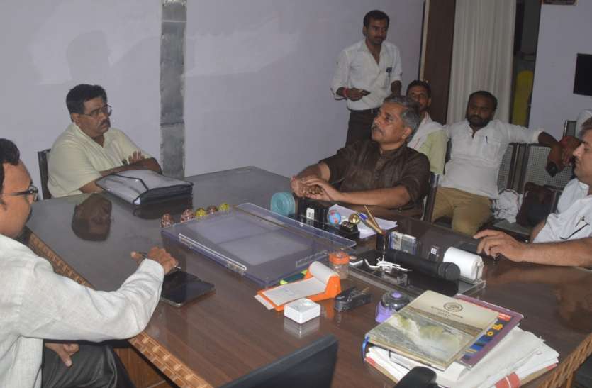 BJP MLA in the office to pay Rs 3 crore to farmers किसानों के तीन करोड़ का भुगतान कराने आधी रात तक इस कार्यालय में बैठे भाजपा विधायक, कुर्सी छोड़ भागे डीआर