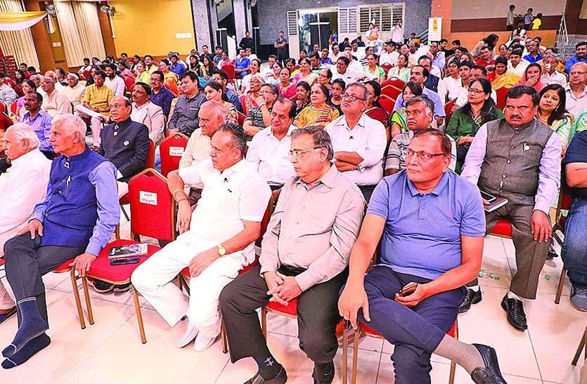 hindi 'रजनीकांत' और 'अट्टपट्टू' हिंदी में गुनगुनाए कविताएं
