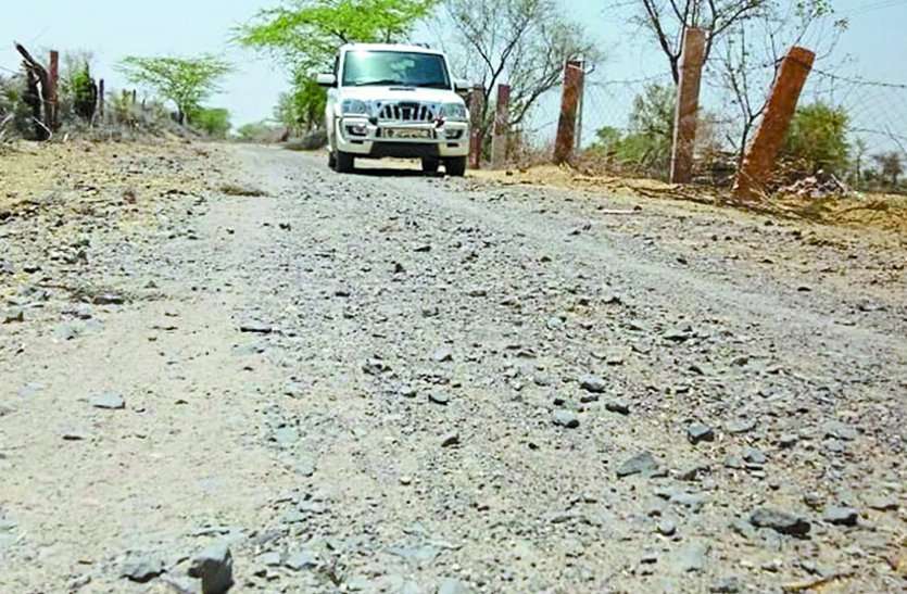 Street created fifteen years ago, now Namonishan erase पन्द्रह साल पहले बनाई सड़क, अब नामोनिशां भी मिटा
