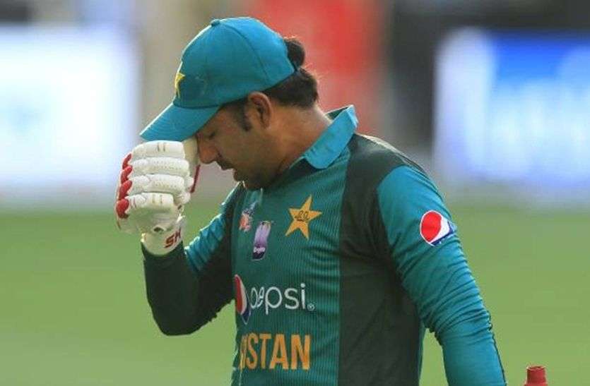 pak team fined विश्व कप क्रिकेट : पूरी पाकिस्तानी टीम पर लगा जुर्माना, कप्तान सरफराज पर लटकी निलंबन की तलवार