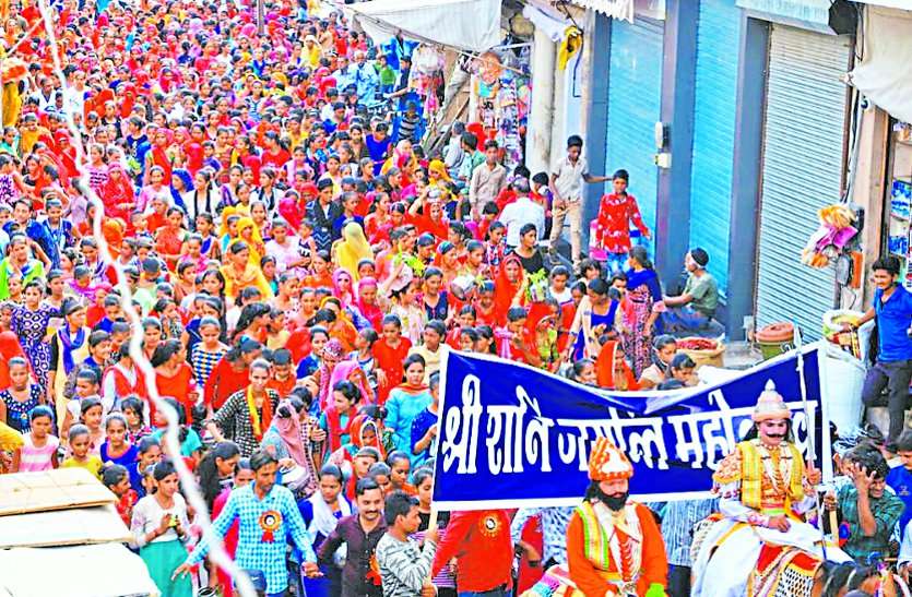 Shobhayatra on Saturn jubilee, flower showers on peeps शनि जयंती पर निकली शोभायात्रा, झांकियों पर पुष्प वर्षा, मांगी खुशहाली की कामना
