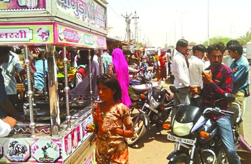 Power cuts in the heat, people helpless भीषण गर्मी में बिजली कटौती, लोग बेबस