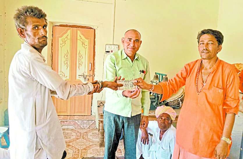 The villagers collect 42 thousand rupees and give to the fire victims ग्रामीणों ने 42 हजार रुपए सहयोग राशि एकत्रित कर अग्नि पीडि़त को दी