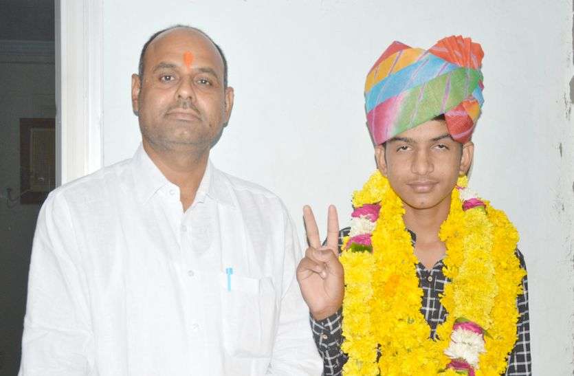 यदि मन में कुछ कर गुजरने का जज्बा हो तो मुसीबत खुद राह से हट जाती है। यह साबित कर दिखाया है एक किसान के बेटे ने। मां गृहणी तो पिता करते है खेती और इस बेटे ने छू लिया आसमां