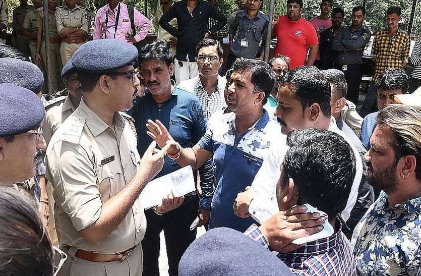 p पुलिस की पिटाई से मौत का मामला : समझौते के लिए दबाव डालने पर मृतक के परिजनों ने किया हंगामा