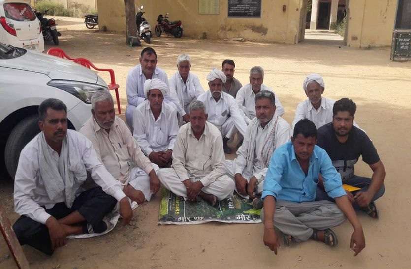 jhunjhunu news उरीका के ग्रामीणों ने थाने पर दिया धरना