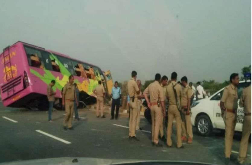accident आगरा-लखनऊ एक्सप्रेसवे पर बड़ा हादसा, डिवाइडर से टकराई बस, 30 यात्री घायल