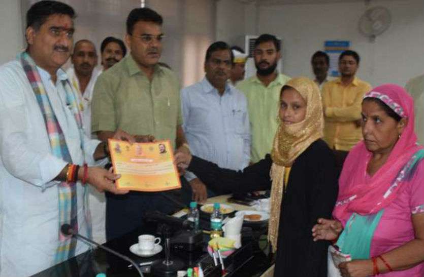 आवास आवंटन प्रमाण पत्र आवास आवंटन प्रमाणपत्र लेते समय छलक पड़े मुस्लिम महिला के आंसू, बोली मोदी-योगी की बदौलत पूरा हो पाया सपना