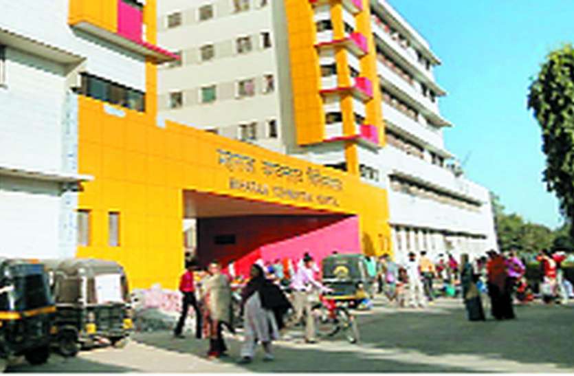 indore मौत के मुंह से निकल मुस्कुराते हुए घर लौटी