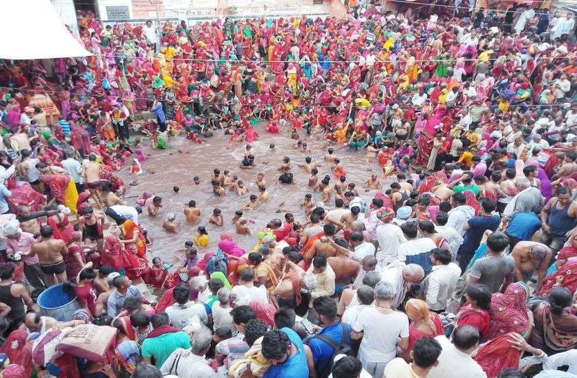 jhunjhunu news पथरीले रास्तों की चिंता न मार्ग की बाधा, हर कदम लोहार्गल की ओर