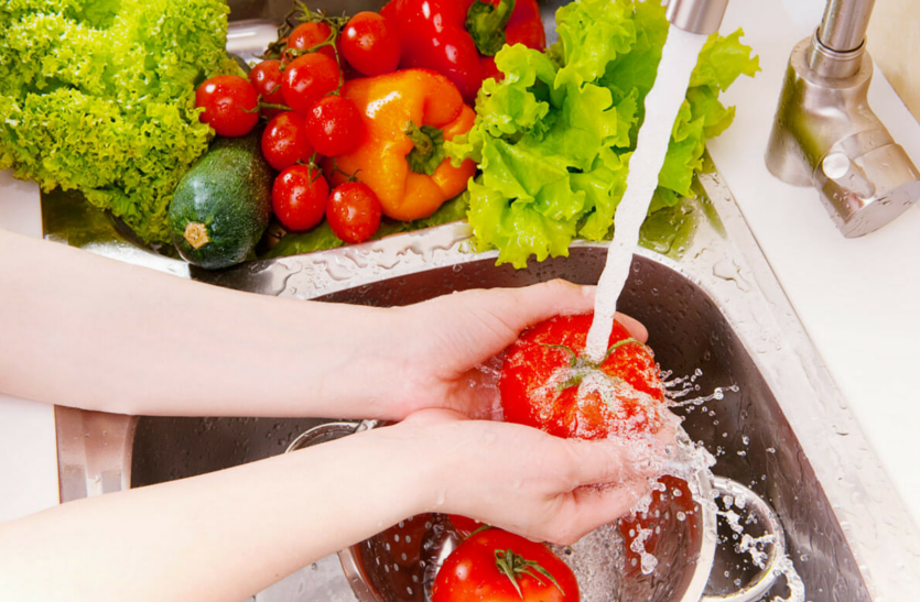 cleaning-the-vegetables-with-white-vinegar गंभीर बीमारियों से बचने के लिए एेसे करें सब्जियों की सफाई