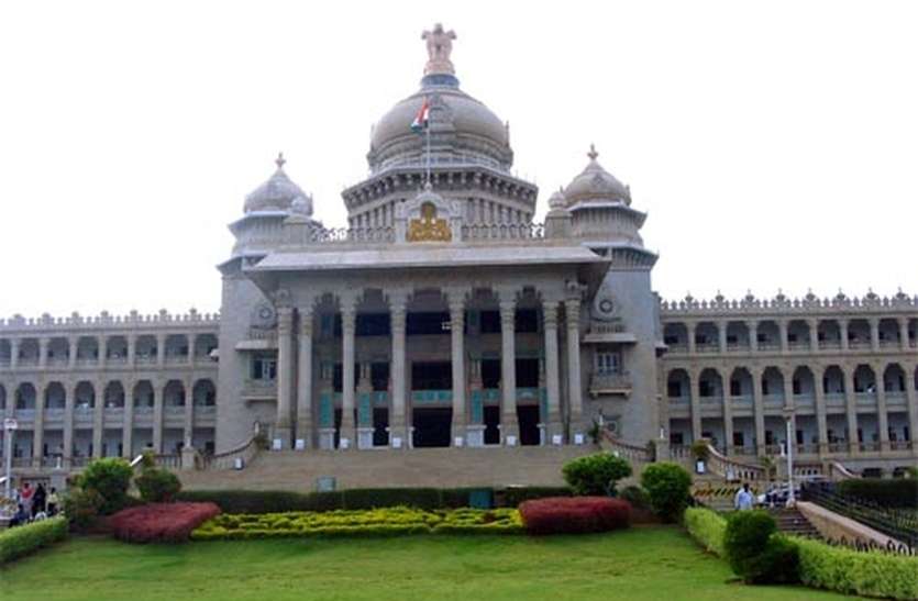 Karnataka News अंग्रेजी माध्यम स्कूलों में लॉटरी के आदेश वापस लेने की मांग