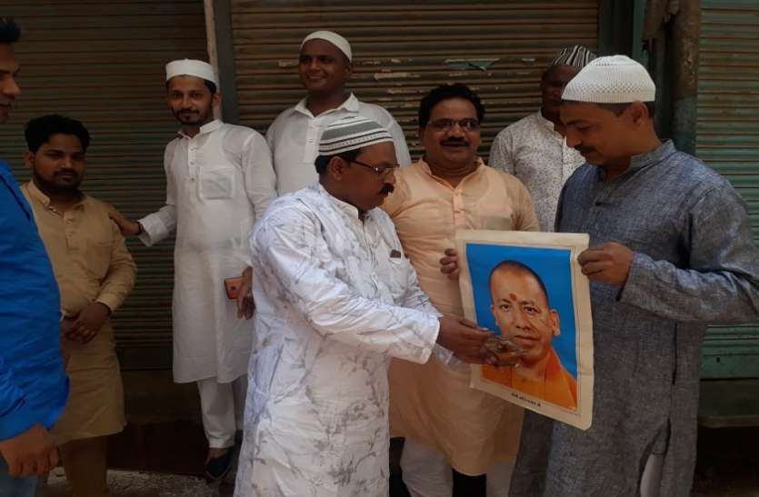 Muslim celebrate CM Yogi adityanath birtday मुस्लिमों ने ईद की सेवई खिलाकर दी सीएम योगी आदित्यनाथ को जन्मदिन की बधाई