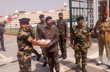 pakistani soldiers gave congratulation of eid to india at wagah border ईद के मौके पर वाघा बॉर्डर पर पाकिस्तान की ओर से आई मिठाई, बीएसएफ के जवानों ने कबूल कर रिश्तों में घोली मिठास