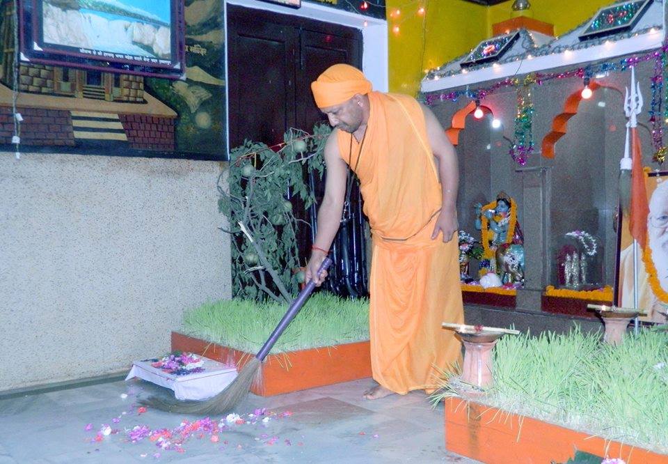 The untold story of CM Yogi Adityanath, journey to UP CM from Mandir एंग्री यंग मैन की छवि वाले राजनेता की मुख्यमंत्री तक सफर तय करने की कहानी