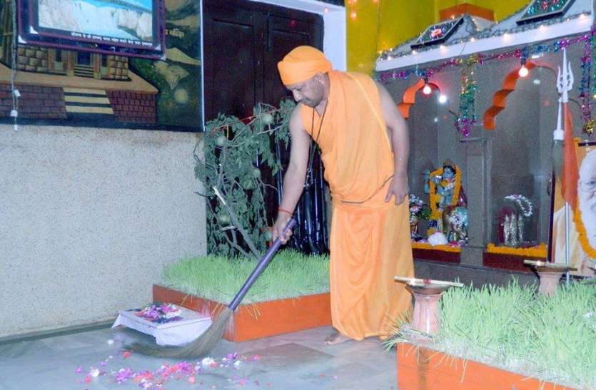 Yogi Adityanath जन्मदिन विशेषः एंग्री यंग मैन की छवि वाले राजनेता की मुख्यमंत्री तक सफर तय करने की कहानी