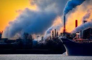 UP government will take big action on stubble burning farmers Pollution पराली जलाने वाले किसानों पर सख्त हुई यूपी सरकार, कमिश्नर ने दिया यह आदेश
