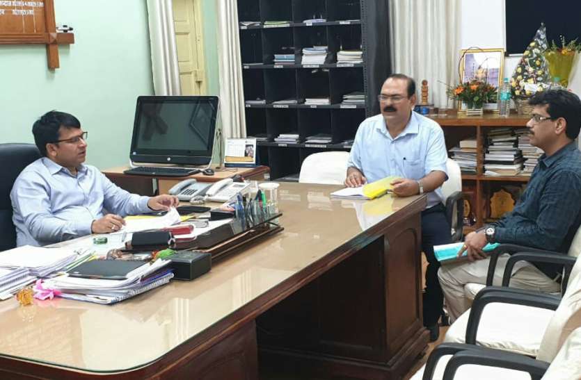 In the meeting of the District Assessment Committee, market value for land was discussed. यहां के जमीन मालिक होंगे धनवान