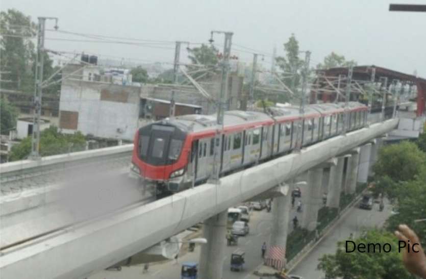 lucknow metro जब बंदरों ने रोक दी लखनऊ मेट्रो, मुश्किल में पड़ गई यात्रियों की जान