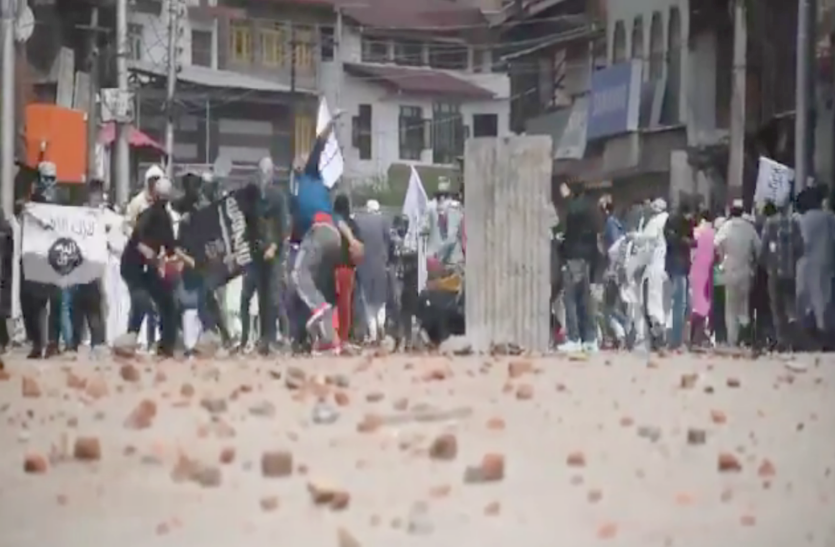 stone pelting पत्थरबाजों का आतंकी प्रेम,