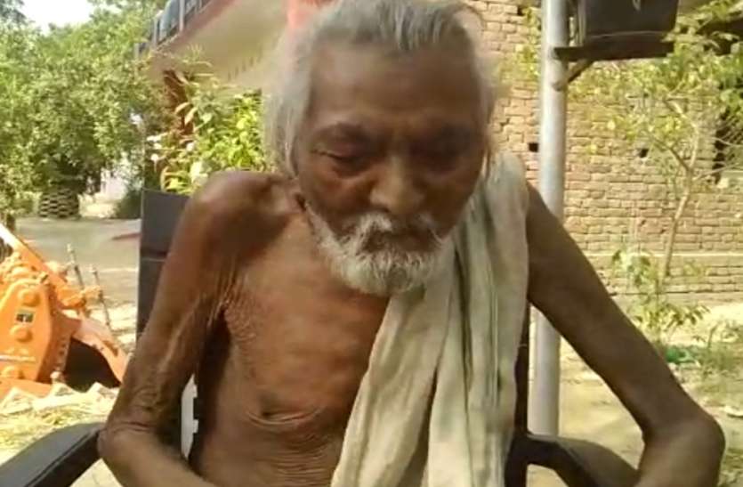 old man सौ साल से कंकड़-पत्थर खा कर जिंदगी गुज़ार रहे ये महंत, नहीं हुई कोई बीमारी