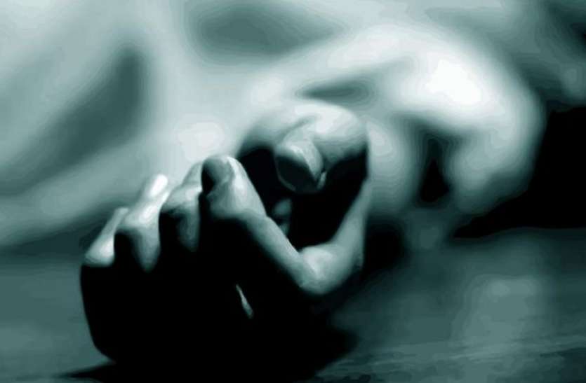 dead बेरहमी से पीट रहा था पति, घबराहट में बीवी को आ गया हार्ट अटैक, मौत