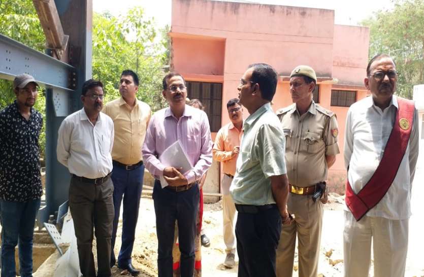 Commissioner Deepak Agrawal 27 माह में 40 प्रतिशत बन पाया 50 बेड का महिला चिकित्सालय, 4 माह में पूरा काम करने का दावा