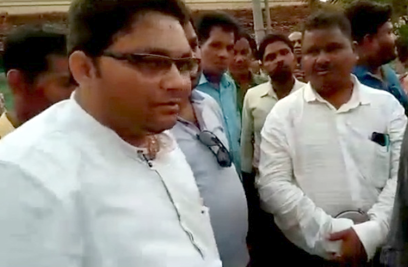 bjd mla बीजेडी विधायक ने जूनियर इंजीनियर से सबके सामने उठक-बैठक लगवाई,वायरल हुआ वीडियो
