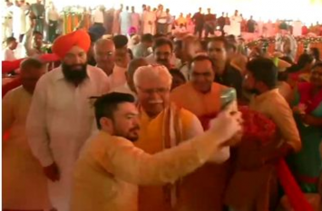 haryana CM manohar lal khattar got angry in karnal BJP function सेल्फी के लिए आगे बढ़ा नौजवान तो गुस्से से लाल हुए सीएम खट्टर, साथ ही मंच से ओएसडी व एक कैबिनेट मंत्री को भी फटकारा