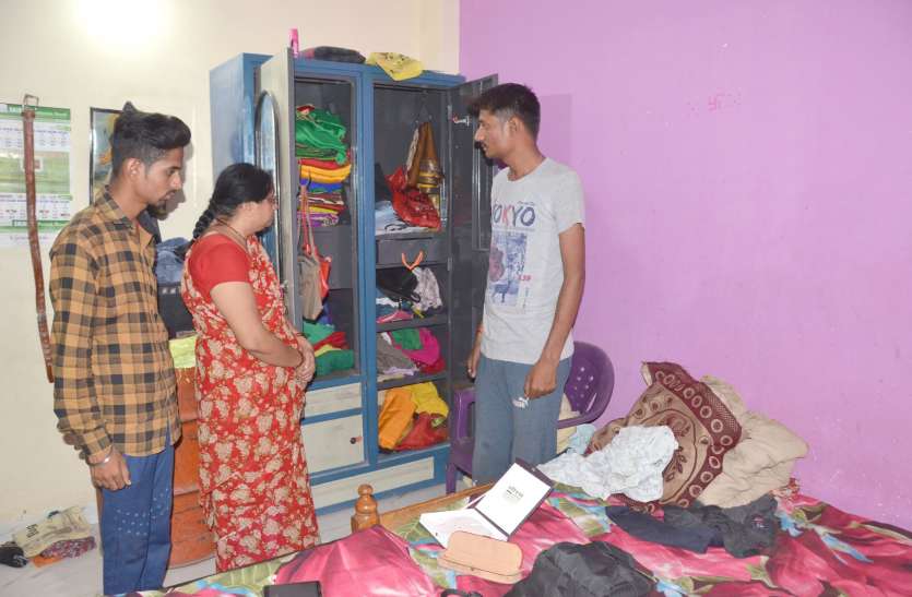 Husband-wife mortgage robbery in khargone छत पर सोता रहा बेटा, घर में माता-पिता को बंधक बनाकर आभूषण-नकदी लूट ले गए