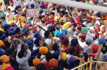 clash in 2 groups in golden temple on operation blue star anniversary ऑपरेशन ब्लू स्टार की बरसी पर स्वर्ण मंदिर में सिख गुटों के बीच झड़प, लहराई गई तलवारें