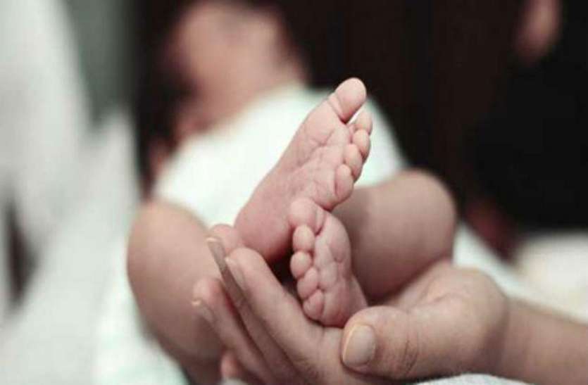 New born baby मानवता शर्मसार : नवजात को कचरे में फेंका, कुत्ते नोंचने आए, भीड़ देखती रही, ऑटो चालक इमरान बना मसीहा