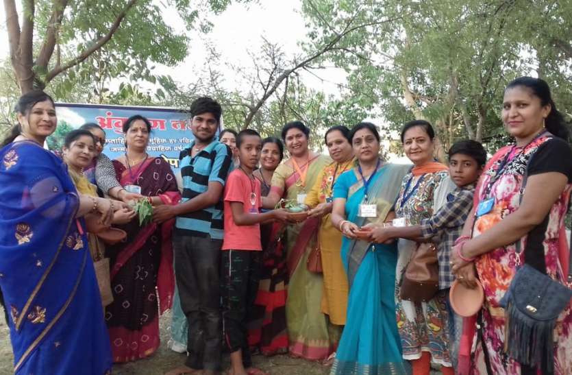 Plant plants, water patr distributed रोपे पौधें, वितरित किए जल पात्र