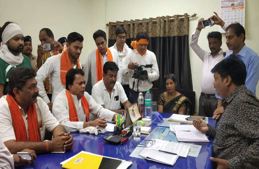 bjp अब अधिकारी ने भी मानी गलती, प्रदेश में बिजली व्यवस्था खराब, भाजपा ने किया दफ्तर का घेराव