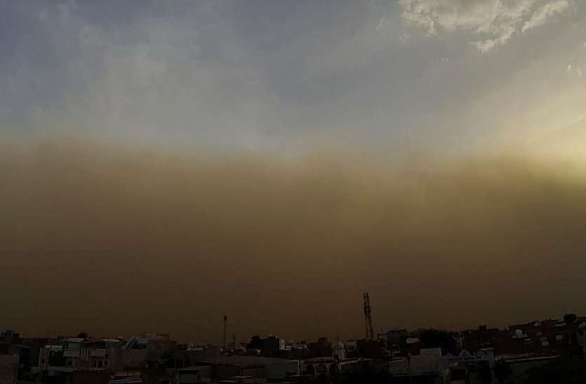 thunderstorm in bikaner 20 किमी प्रति घंटा की रफ्तार से आई आंधी, गिर गया इतने डिग्री पारा