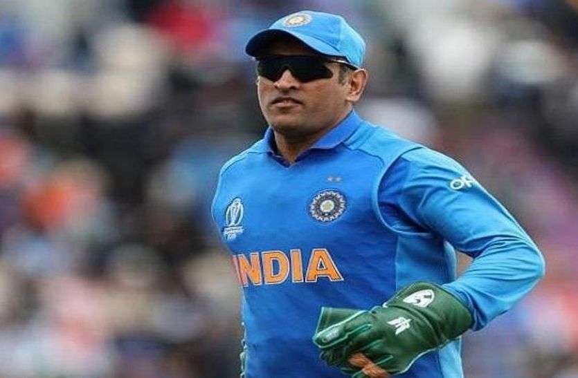 mahendra singh dhoni gloves badge ग्लव्स विवाद : बीसीसीआई की मांग को आईसीसी ने नकारा, कहा- बलिदान बैज के साथ नहीं खेल सकते महेंद्र सिंह धोनी