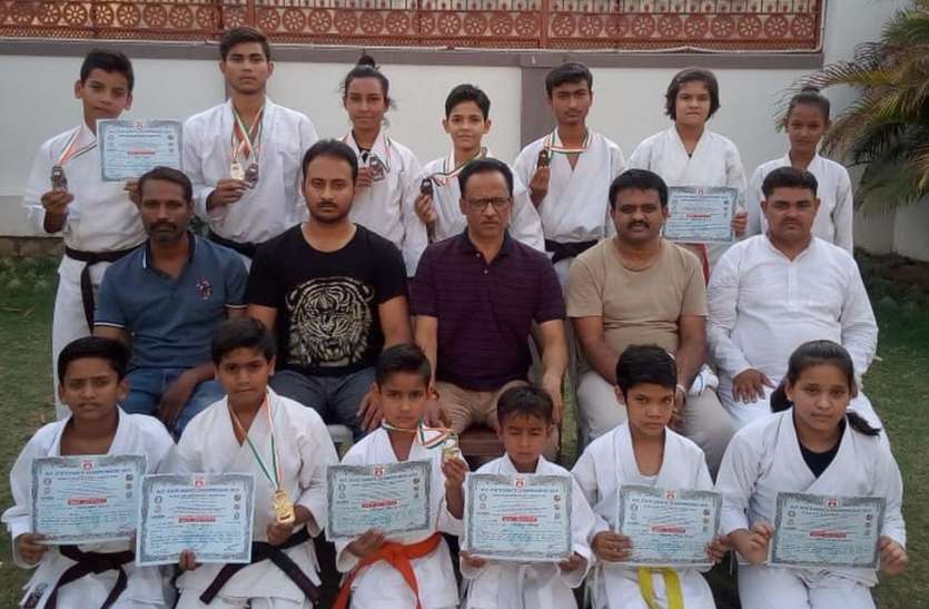 Satna players won in the State Karate Championship, won nine medals राज ने जीता स्वर्ण, नेशनल रेफ री अंबुज का हुआ सम्मान
