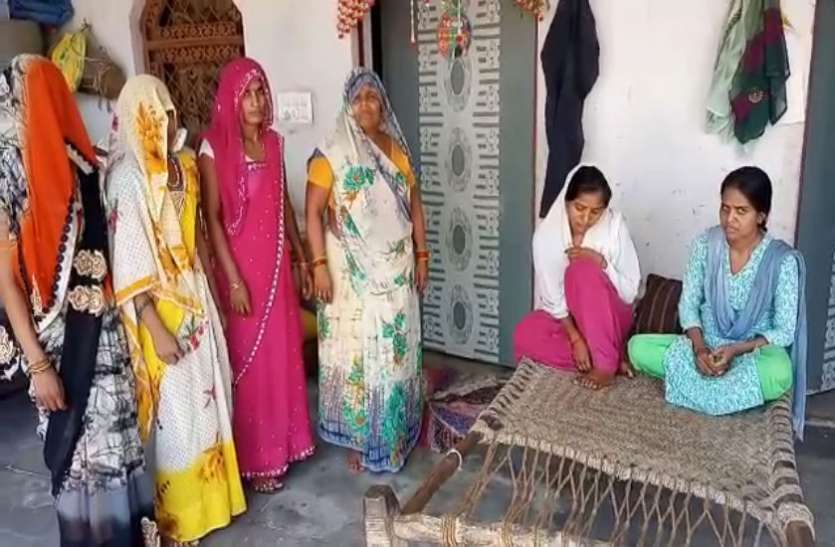 chicken pox यूपी के इस जिले में ‘छोटी माता’ का प्रकोप, घर-घर में बिछी चारपाई, स्वास्थ्य विभाग बेखबर, देखें वीडियो