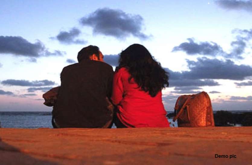 lovers शादीशुदा प्रेमी के साथ प्रेमिका ने पेड़ से लटककर दी जान, युवती के पास मिला मंगलसूत्र