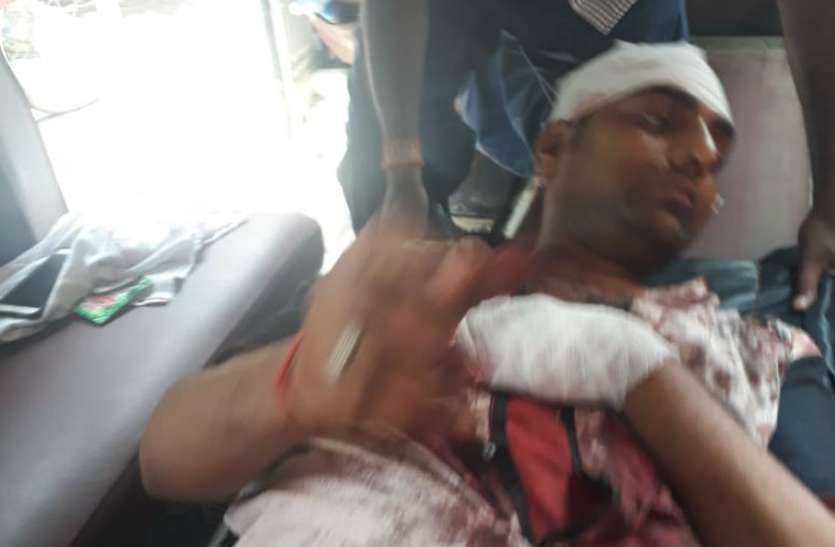 Accident बीजेपी नेता की दबंगई, मिठाई व्यापारी को पीट-पीट कर किया अधमरा