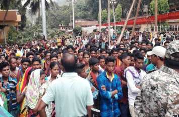 Thousands of rural Arabs reached the NMDC office, now support the trib हजारों ग्रामीण बैलाडीला पहुंच किया एनएमडीसी दफ्तर का घेराव, इधर नक्सली पर्चे से कर रहे आदिवासियों का समर्थन