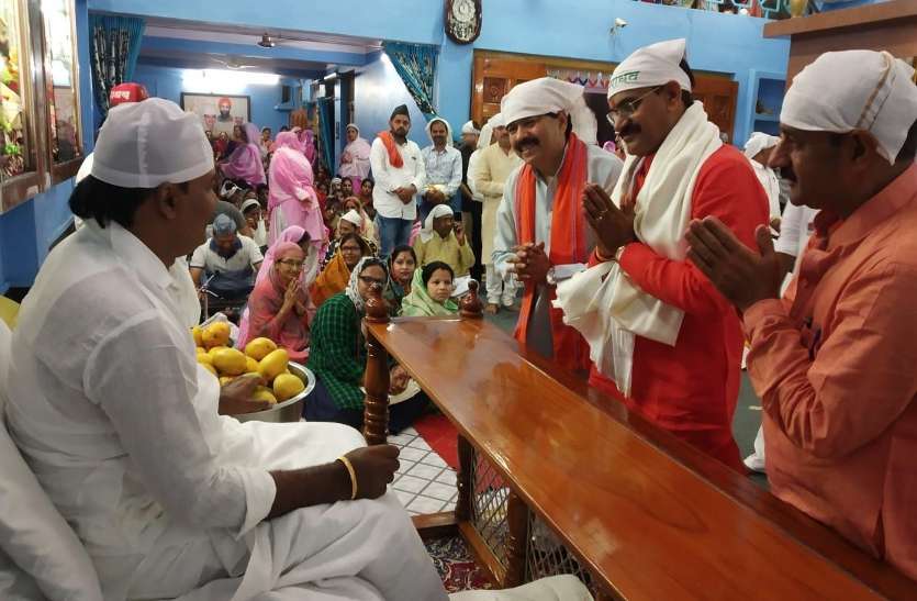 MPs receiving blessings of Baba Ishwar Shah