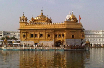 photos guru arjan dev ji martyrdom day in golden temple अर्जुन देव जी के शहीदी दिवस पर लगाई ठंडे शर्बत की छबील, सेवा कर लिया गुरु घर का आशीर्वाद