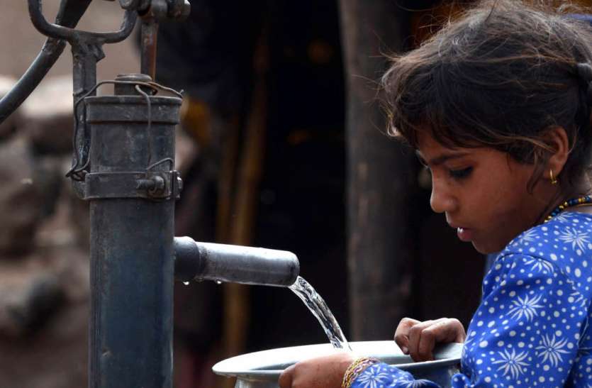 Handpump in Pakistan भारतीय कारोबारी ने पाकिस्तान में लगवाए 62 हैंडपंप, भूखे लोगों के लिए भिजवाया अनाज
